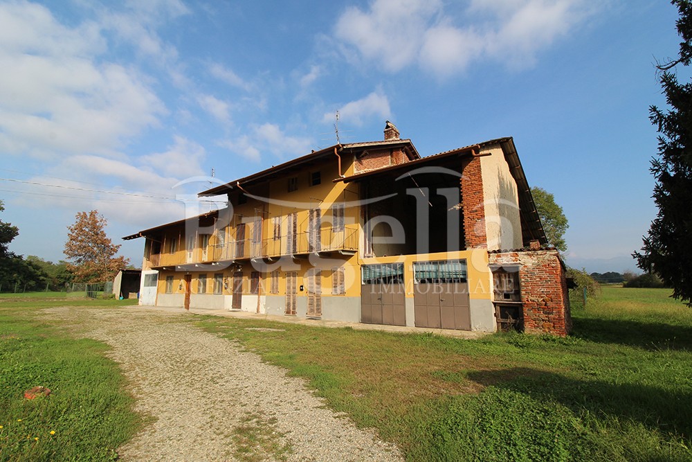 CASA SEMINDIPENDENTE CON RIMESSE E TERRENI IN VENDITA A VERGNASCO
