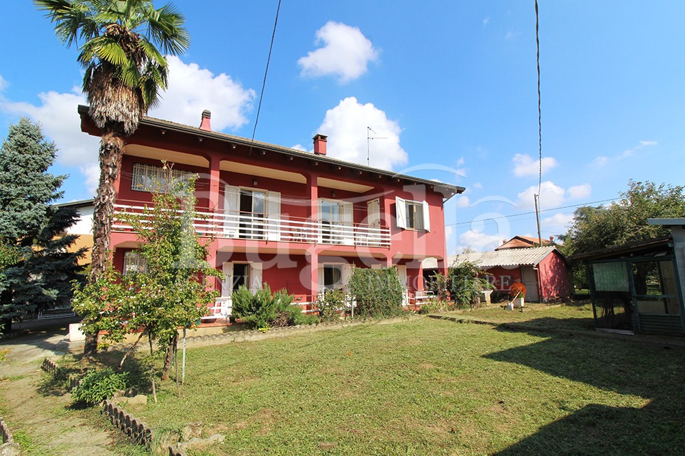 CASA INDIPENDENTE CON GIARDINO, TERRENO E DEPOSITI IN VENDITA A SALUSSOLA