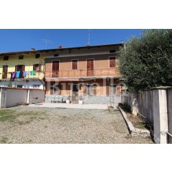 CASA SEMI INDIPENDENTE 9 LOCALI, CON BOX AUTO E GIARDINO DI 1700 MQ, IN VENDITA A SANDIGLIANO