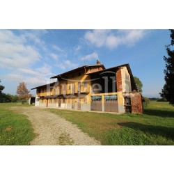 CASA SEMINDIPENDENTE CON RIMESSE E TERRENI IN VENDITA A VERGNASCO