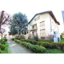 CASA INDIPENDENTE BIFAMILIARE CON GIARDINO E 6 BOX AUTO IN VENDITA A SANDIGLIANO