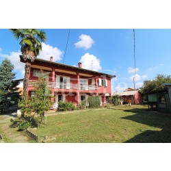 CASA INDIPENDENTE CON GIARDINO, TERRENO E DEPOSITI IN VENDITA A SALUSSOLA